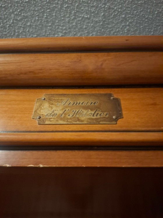 Hölzerner Kleiderschrank mit drei Türen, Kleiderschränke, Holz, Messing, Braun, Klassiek (Foto 4 von 7)