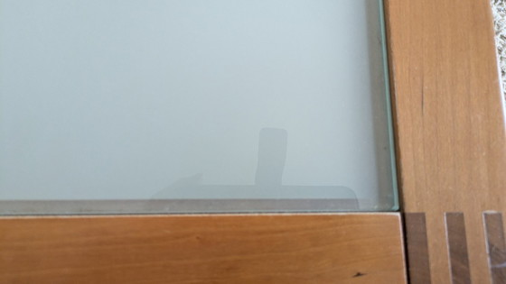 Image 1 of Table basse Arco en bois de cerisier rouge, élégante avec plateau en verre, datant de 1996.