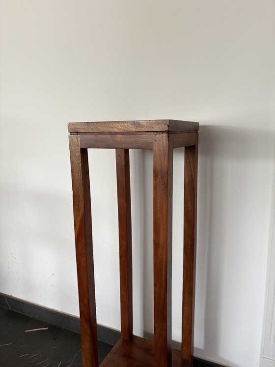 Image 1 of Hoge bijzettafel/zuilplank gemaakt van oud teakhout - Indonesië