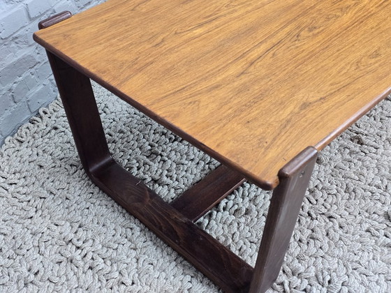 Image 1 of Grande table basse en teck de style Mid-Century, avec un cadre sculptural en forme de U, années 1960