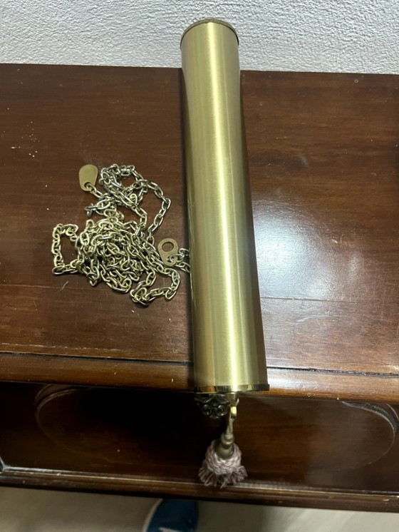 Image 1 of Eine hölzerne Pendeluhr mit einem Schweizer mechanischen Uhrwerk