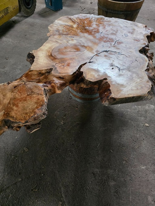 Magnifique table basse en noyer avec le pied d'un vieux tonneau de bière