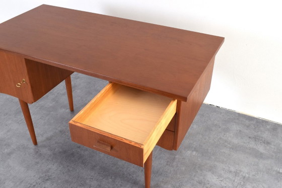 Escritorio danés de teca de mediados de siglo, década de 1960. – Wood (photo 18 of 20)