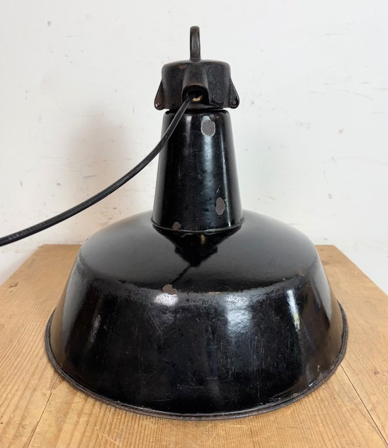 Image 1 of Lampada industriale in smalto nero con parte superiore in ghisa, anni '50