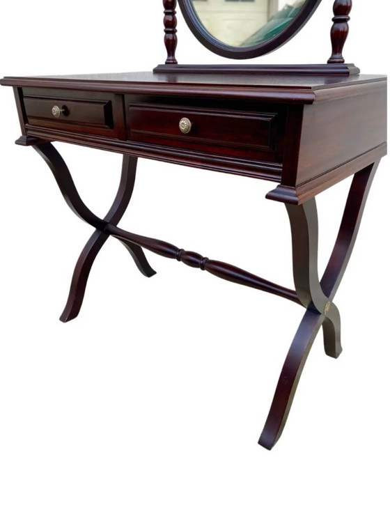 Image 1 of Tocador de madera maciza de estilo tradicional con dos cajones.