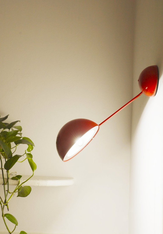 Image 1 of Vintage Italiaanse wandlamp, rode metalen wandlamp, mid-century modern, space age leeslamp