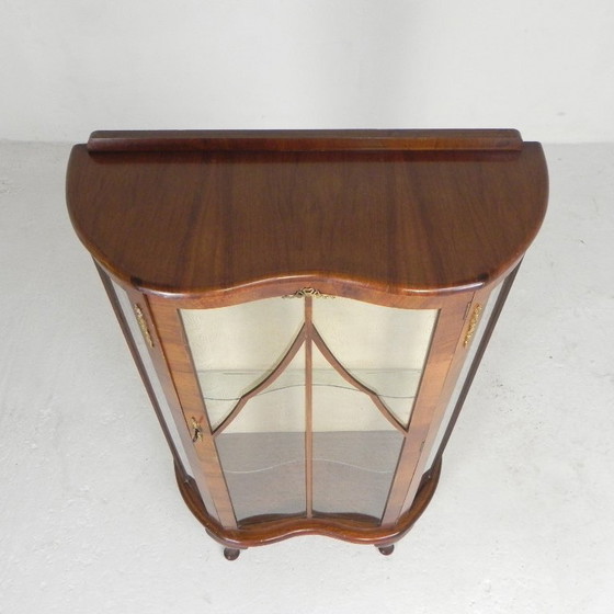 Image 1 of Engelse Art Deco vitrinekast op sierlijke poten, jaren 30