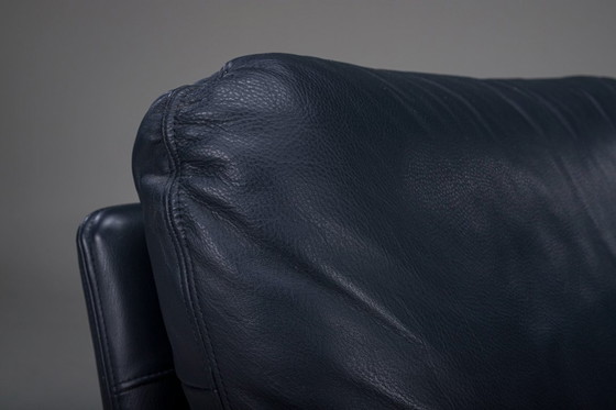 Image 1 of Poltrona danese in teak e pelle blu navy di Komfort, anni '70