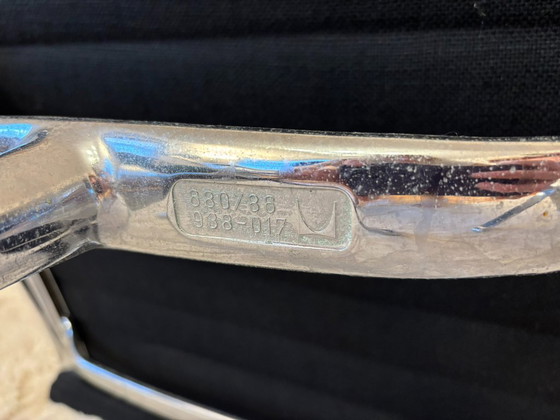 Image 1 of Chaises en aluminium modèle EA 105, conçues par Eames pour Herman Miller, années 1970, lot de 2