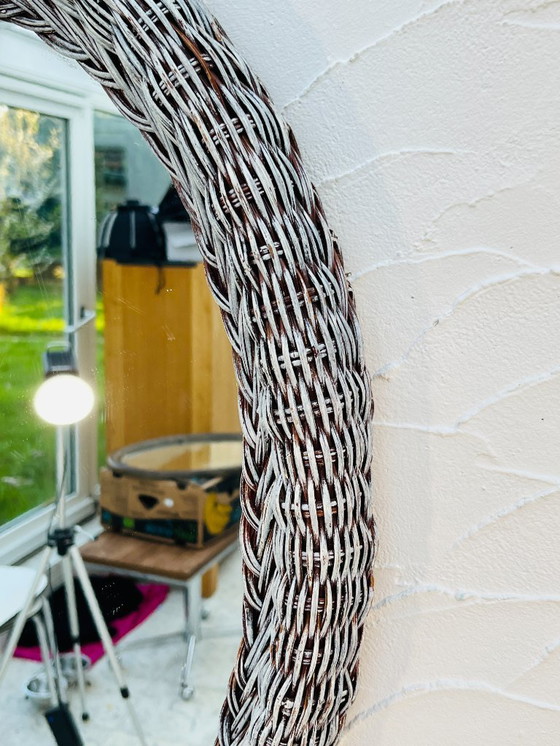 Image 1 of Vintage ovale spiegel van gevlochten riet uit de jaren 60.