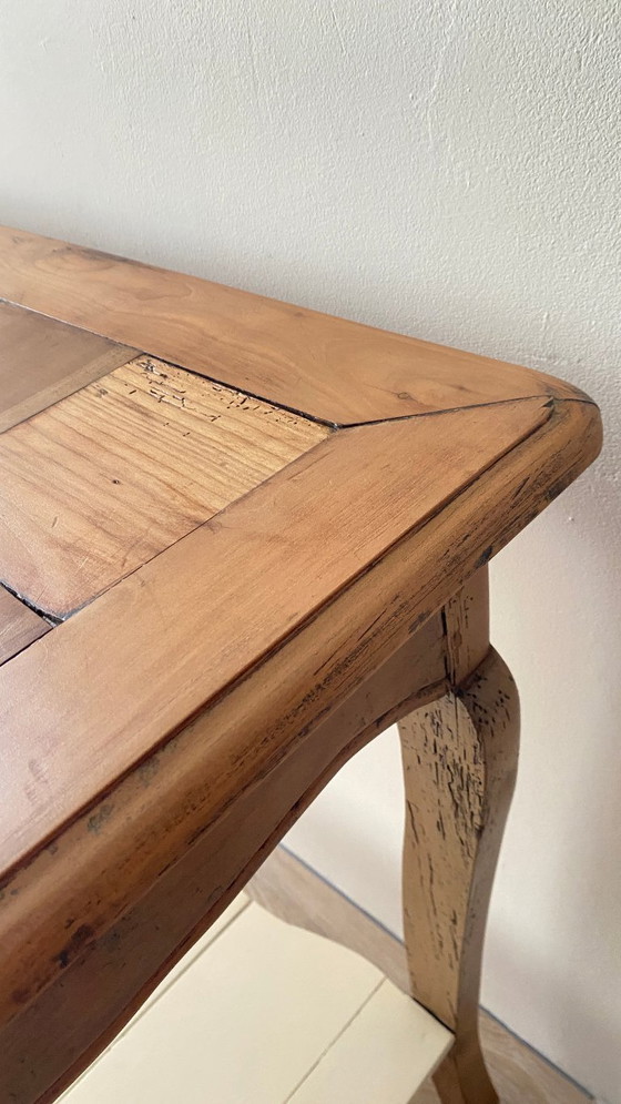 Image 1 of Consola rústica antigua estilo Luis XV en madera maciza de cerezo: elegante estilo campestre.