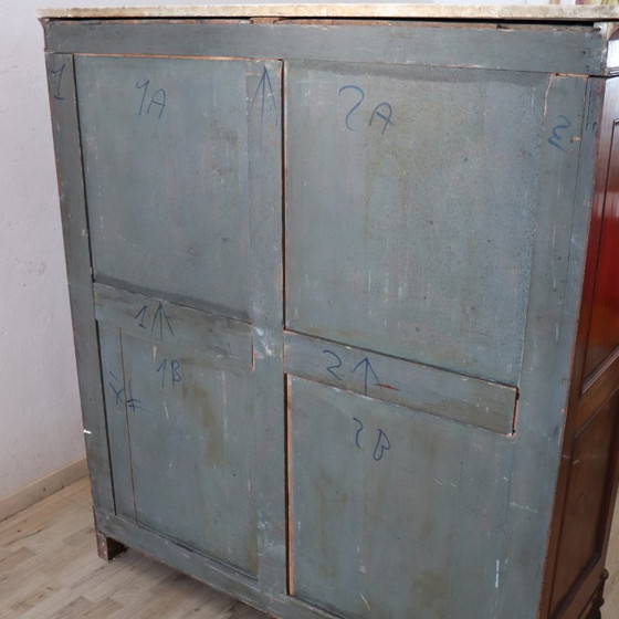 Image 1 of Seltener kleiner antiker Kleiderschrank aus Nussbaumholz mit Marmorplatte, Italien, 19. Jahrhundert