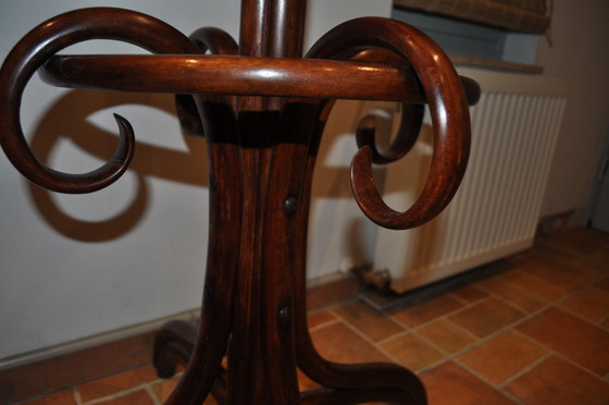 Portemanteau hongrois ancien sur pied de Thonet – Portemanteaux (photo 2 of 8)