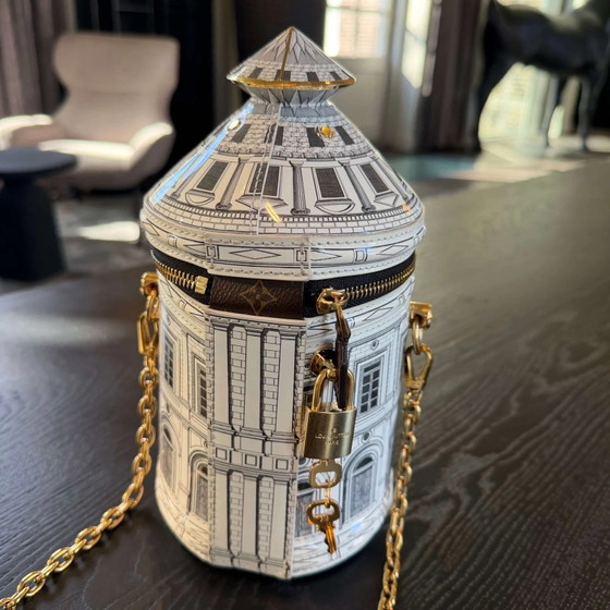 Louis Vuitton Fornasetti Cannes Architekturvase – Andere Taschen, Leinwand (photo 27 of 33)