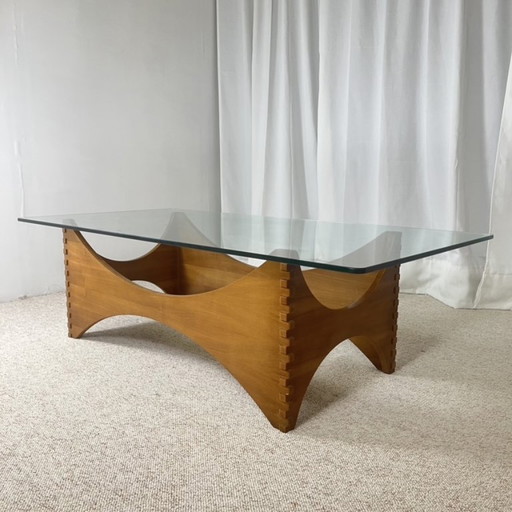 Sculpturale salontafel van mahoniehout en glas – Europa, jaren 70
