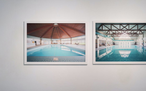 Image 1 of Piscina vuota — Grande fotografia a colori incorniciata 70x100 cm