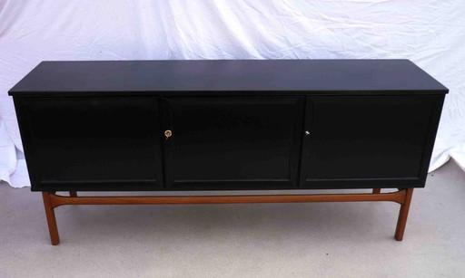 Aparador negro con 3 puertas y 3 cajones.