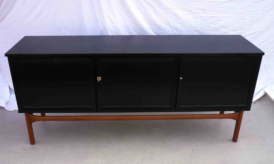 Image 1 of Aparador negro con 3 puertas y 3 cajones.