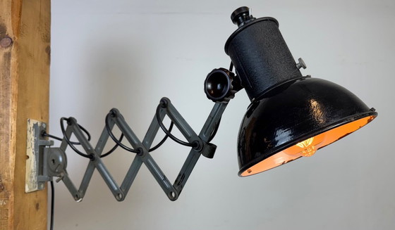 Image 1 of Industriële zwarte geëmailleerde schaarwandlamp, jaren 50