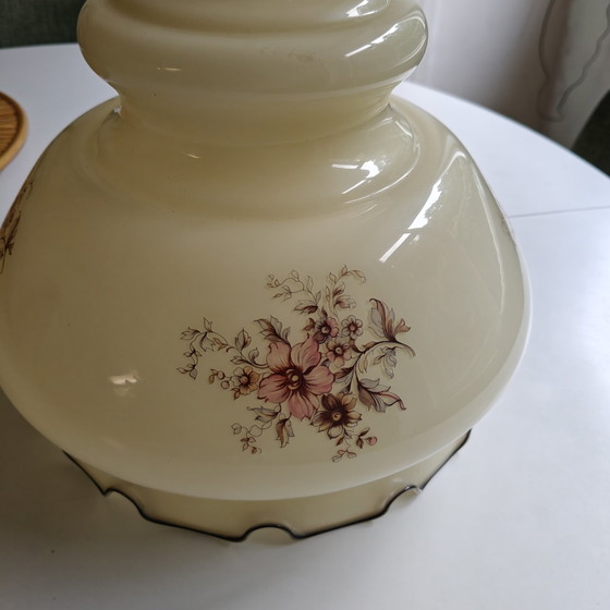 Image 1 of Suspension vintage en verre opalin à motif floral, style cottage des années 1970