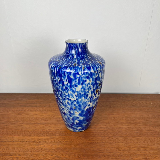 Image 1 of Vase en verre soufflé à effet moucheté bleu cobalt et blanc