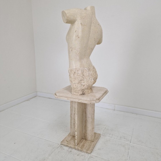 Image 1 of Torso femminile scultoreo contemporaneo realizzato con strati di pietra di Mactan recuperata, anni '80