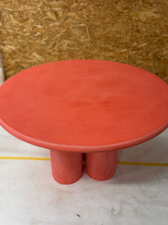 Image 1 of Table ronde en Mortex couleur corail - avec 3 pieds dia 120cm