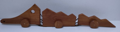 gelede massief houten krokodillensculptuur