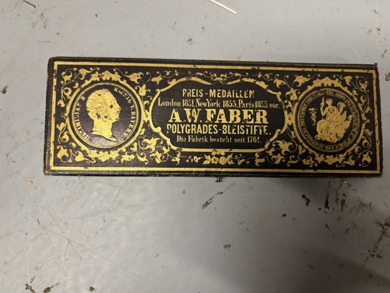 Es una caja de lápices antigua de A.W. Faber (ahora Faber-Castell). – a w Faber, Objetos decorativos, Paper (photo 3 of 5)