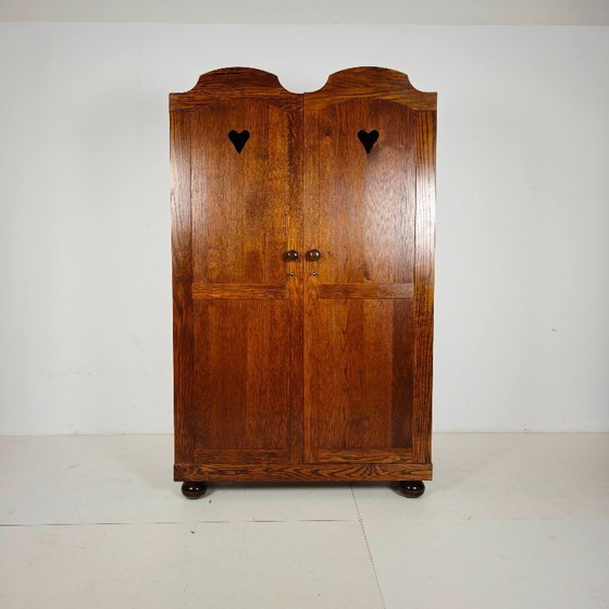 Ein Paar belgische Eichenschränke mit Herzmotiv, 20. Jahrhundert – Kleiderschränke, Wood (photo 14 of 15)