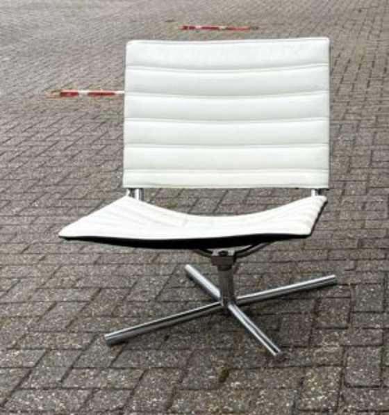 Sillones giratorios Hülsta (Hulsta) (2) de polipiel blanca con base cromada. – Skai, Metal (photo 4 of 5)