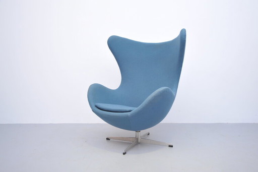 Arne Jacobsen Egg Chair 1961 in petrolio di Fritz Hansen