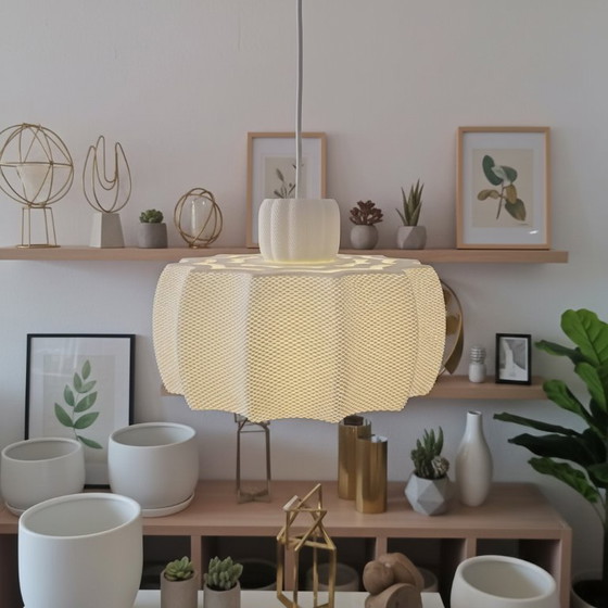 Image 1 of Una graziosa lampada a sospensione che emana una luce calda e accogliente.