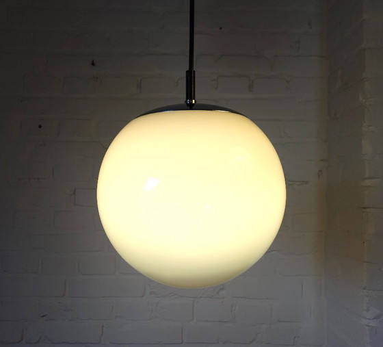 Image 1 of 1 des 2 suspensions en verre RAAK, modèle Morning Mist de style Mid-Century Modern avec douille chromée ; 2 ENCORE DISPONIBLES