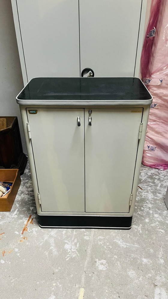 Image 1 of Metalen dokterskast, bureau en kastje, '60