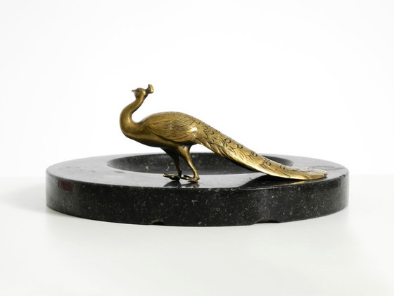 Image 1 of Wunderschönes, großes Tablett aus schwarzem Granit mit einem Pfau aus Messing, um 1920