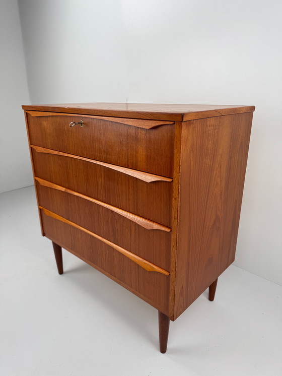 Image 1 of Commode danoise vintage – Élégante commode en teck de style Mid-Century Design