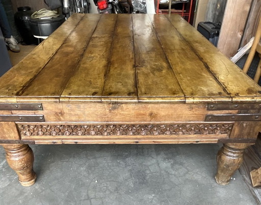 Very beautiful, spacious coffee table