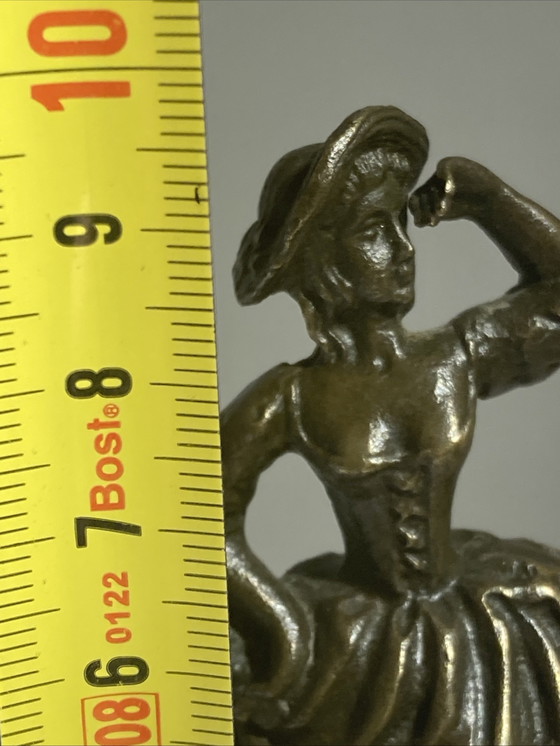 Image 1 of Campanello di servizio in bronzo d'epoca raffigurante una donna aristocratica
