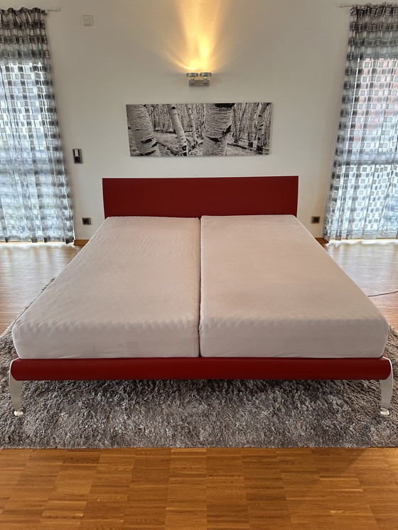 Image 1 of Letto 180 x 200 in legno massello con piedini in acciaio inox e rete a doghe.