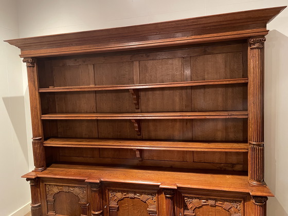 Image 1 of Bibliothèque en chêne massif du XIXe siècle provenant d'un manoir, côtés lambrissés avec des portes richement sculptées