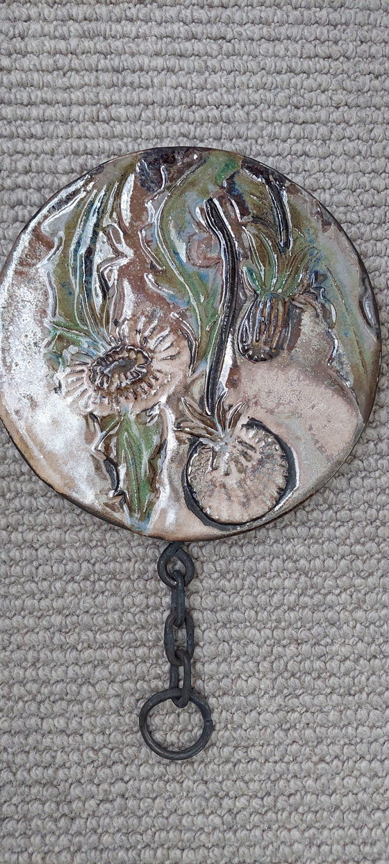 Image 1 of Piastrelle decorative in terracotta con motivi floreali smaltati.