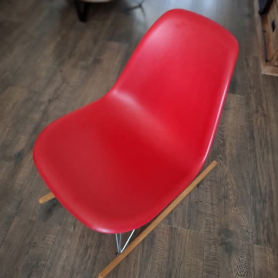 Image 1 of Le fauteuil à bascule Eames en plastique