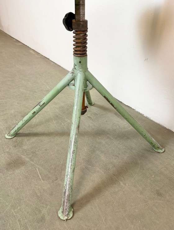 Chaise d'atelier industrielle verte, années 1950 – Tabourets, Iron (photo 10 of 18)