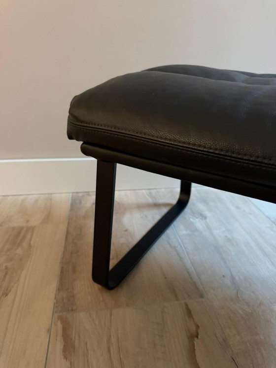 Image 1 of Leolux Indra fauteuil + hocker – zwart leer – nieuwstaat