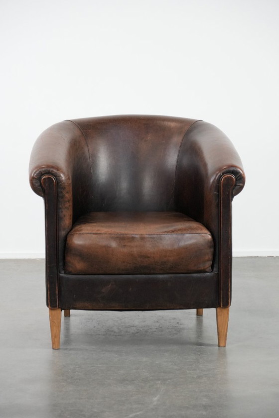 Image 1 of Karaktervolle clubfauteuil gemaakt van schapenleer met een mooi patina