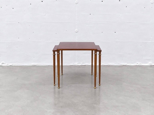 Elegante Par de Mesas Auxiliares Vintage con Tapa de Cristal Rojo y Detalles de Latón