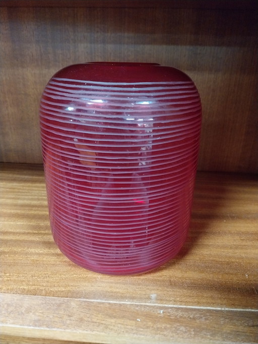 1 x red Murano vase 18cm high with etched rings.