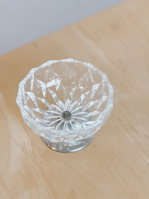 Bombonera de cristal sobre una base de plata