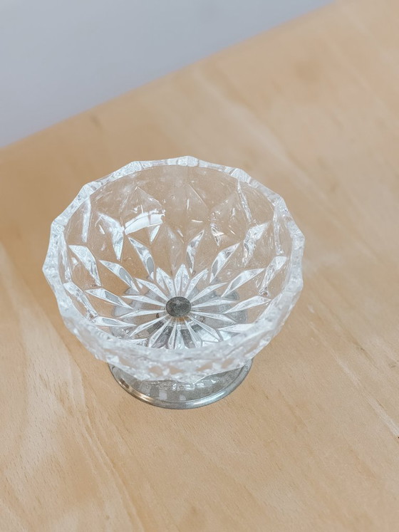 Image 1 of Bombonera de cristal sobre una base de plata